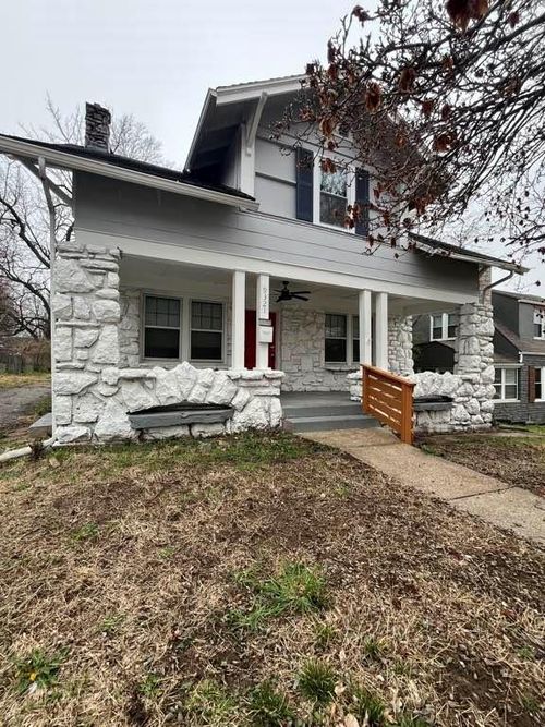 9321 E 15th St S, Independence, MO, 64052-1831 | Card Image