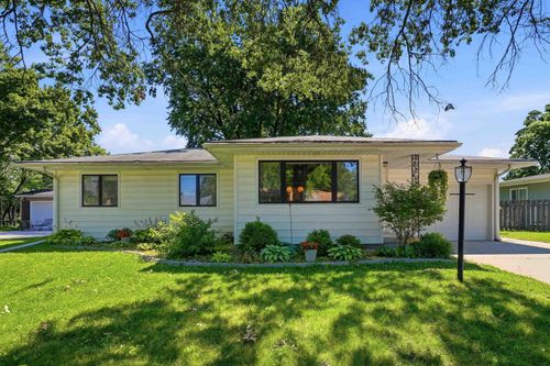 2216 Linnwood Dr, Cedar Falls, IA, 50613-4233 | Card Image