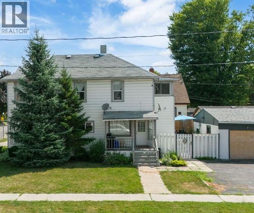 483 Wellington St, Sarnia, ON, N7T1J1 | Card Image
