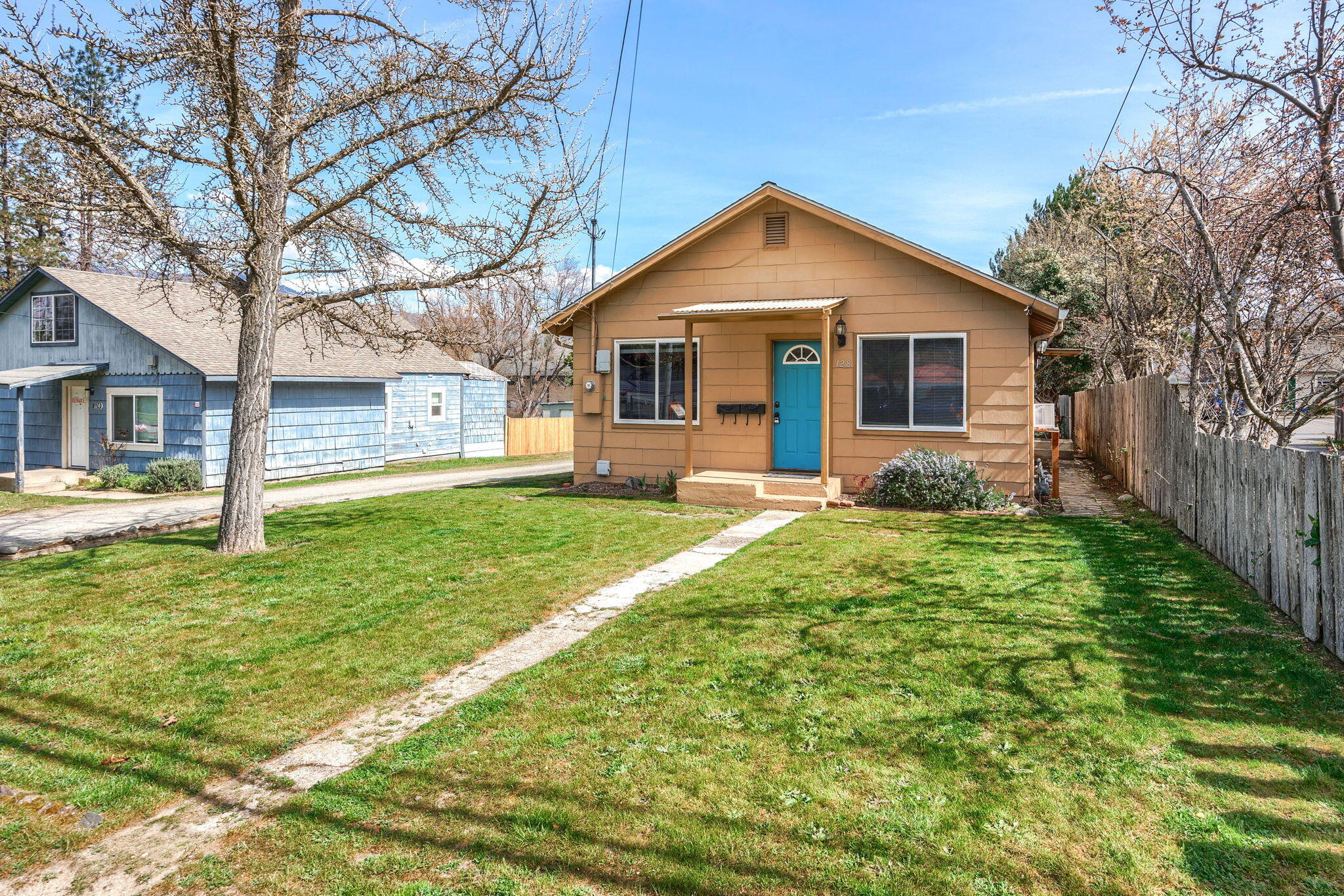 Mountain Ave, Ashland, OR 97520