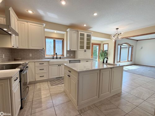 2309 N 7th Avenue Pl E, Newton, IA, 50208-2665 | Card Image