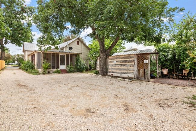 514 W Austin St, Home with 2 bedrooms, 2 bathrooms and null parking in Fredericksburg TX | Image 18