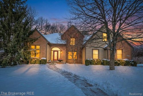 5475 Woodfield Pkwy, Grand Blanc, MI, 48439-9401 | Card Image