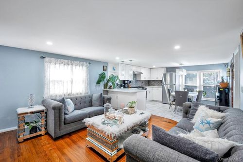 87a-229 W Montauk Hwy, Hampton Bays, NY, 11946-3527 | Card Image