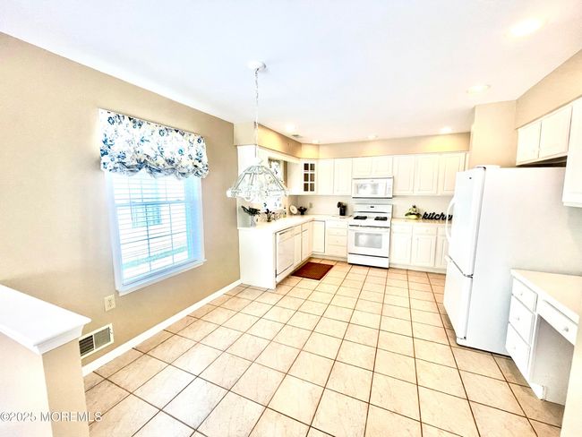 LARGE KITCHEN! | Image 13