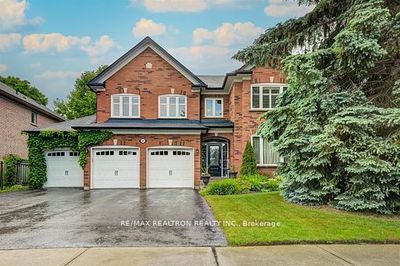 803 Exceller Cir, House other with 4 bedrooms, 3 bathrooms and 9 parking in Newmarket ON | Image 2