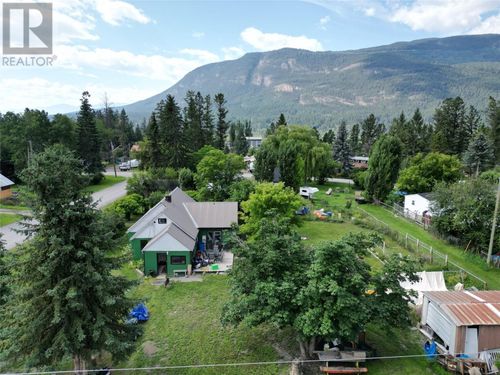 5749 Vermillion St, Edgewater, BC, V0A1E0 | Card Image