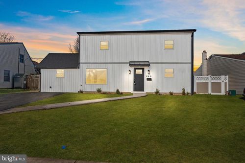 261 Northpark Dr, LEVITTOWN, PA, 19054-3305 | Card Image