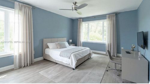 38-1070 W 43rd Pl, Hialeah, FL, 33012-7703 | Card Image