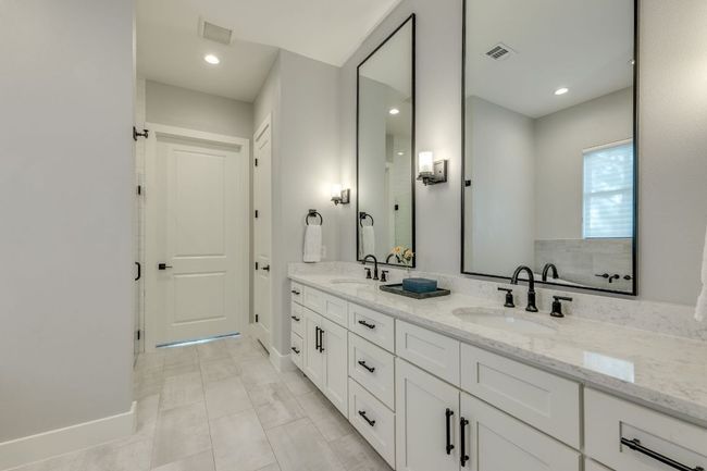 This primay's ensuite rivals a day-spa! | Image 23
