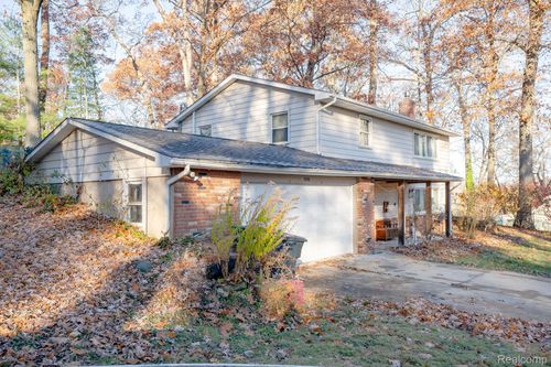 1636 Inner Dr, Ortonville, MI, 48462-9220 | Card Image