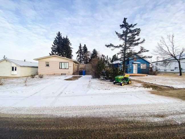 4405 47 Street, Home with 2 bedrooms, 1 bathrooms and 2 parking in Spirit River AB | Image 9