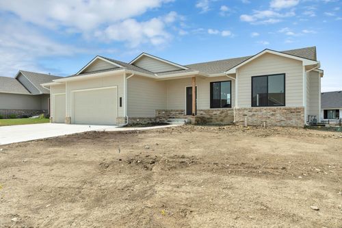 5039 N Highland St, Bel Aire, KS, 67220-2800 | Card Image
