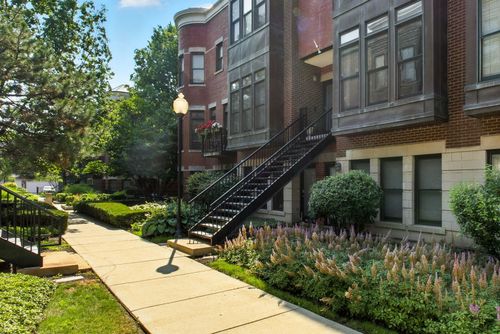 835 W Village Ct, Chicago, IL, 60608-1050 | Card Image