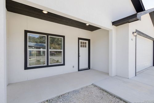 421 Rainbow Dr, Lakehills, TX, 78063-6400 | Card Image