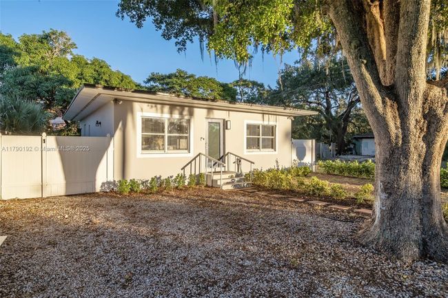 1100 Nw 7 Th Ave, House other with 3 bedrooms, 2 bathrooms and null parking in Fort Lauderdale FL | Image 5