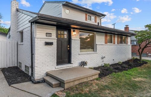 31202 Summer Ln E, Fraser, MI, 48026-2476 | Card Image