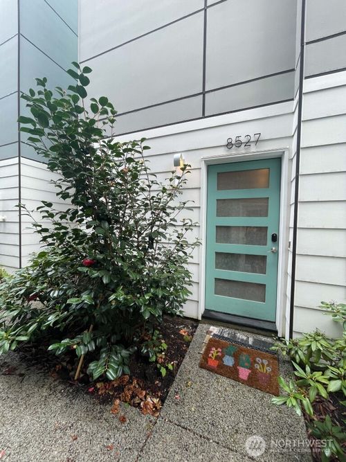 8527 Interlake Ave N, Seattle, WA, 98103-4027 | Card Image