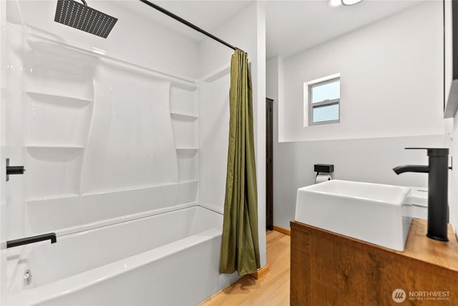 Full bathroom on upper level | Image 34