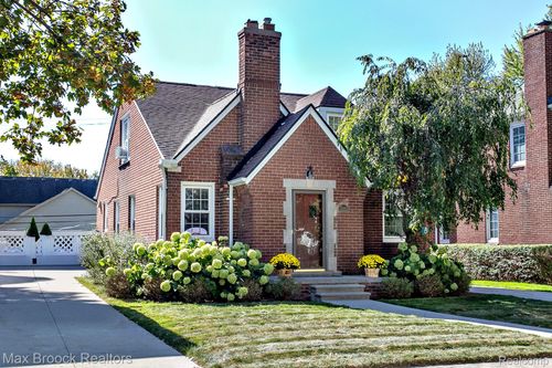 13353 Sherwood Dr, Huntington Woods, MI, 48070-1432 | Card Image