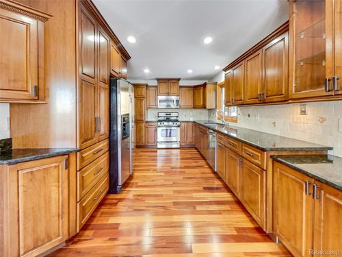 1976 Hutchins Dr, Rochester Hills, MI, 48309-2976 | Card Image