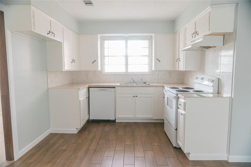 9015 Vinearbor St, Houston, TX, 77033-3224 | Card Image