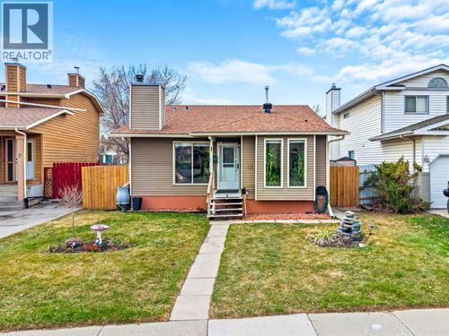 11 Deersaxon Cir Se, Calgary, AB, T2J6V8 | Card Image