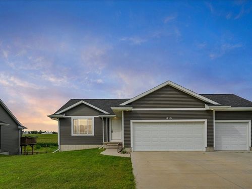 1719 Prairie Rose Dr Sw, Cedar Rapids, IA, 52404-8735 | Card Image