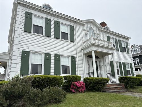 36 Underwood St, Pawtucket, RI, 02860-3204 | Card Image