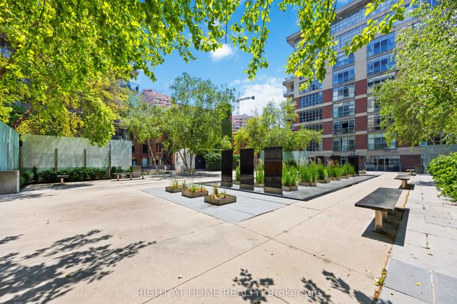 209 - 23 Brant St, Condo with 2 bedrooms, 1 bathrooms and 1 parking in Toronto ON | Image 4