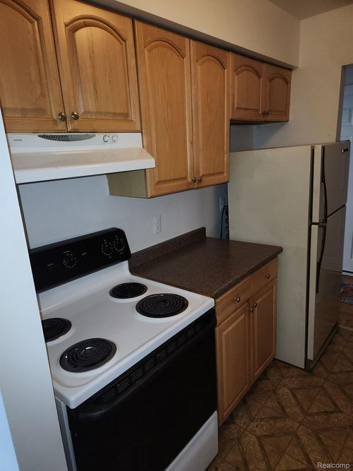 unit-29-30028 W 12 Mile Rd, Farmington Hills, MI, 48334-3917 | Card Image