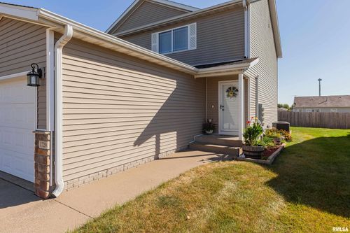 1729 Jenna Dr, Davenport, IA, 52804-8201 | Card Image
