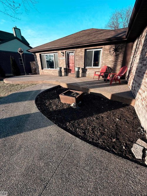 27685 Riviera St, Harrison Township, MI, 48045-2942 | Card Image