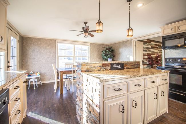 148 Pony Express Trl, House other with 3 bedrooms, 2 bathrooms and null parking in Buffalo Springs TX | Image 12