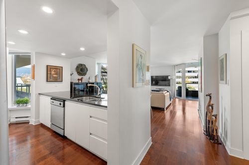 302-168 Chadwick Crt, North Vancouver, BC, V7M3L4 | Card Image