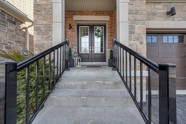 9 Av Micklefield, House other with 4 bedrooms, 3 bathrooms and 2 parking in Whitby ON | Image 4