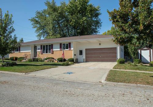 301 Center St, Reinbeck, IA, 50669-1139 | Card Image