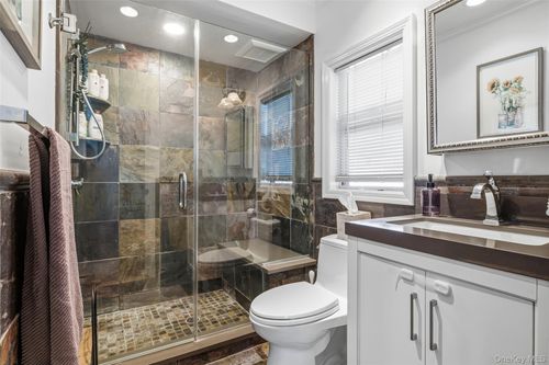 2450 Yorktown St, Oceanside, NY, 11572-1724 | Card Image