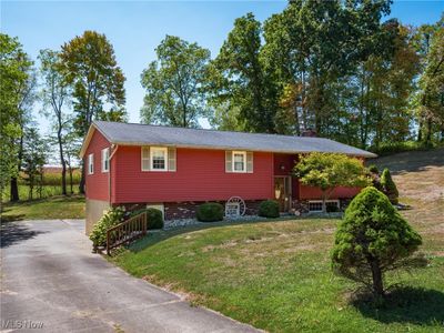 View of front facade featuring a front yard | Image 1