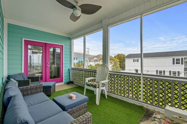Sunroom / solarium with outdoor lounge area and ceiling fan | Image 27