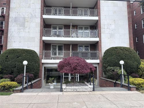 3q-110 Brooklyn Ave, Freeport, NY, 11520-2997 | Card Image