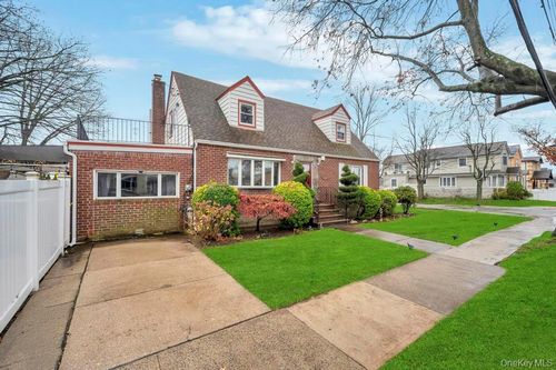 8303 261st St, Glen Oaks, NY, 11004-1703 | Card Image