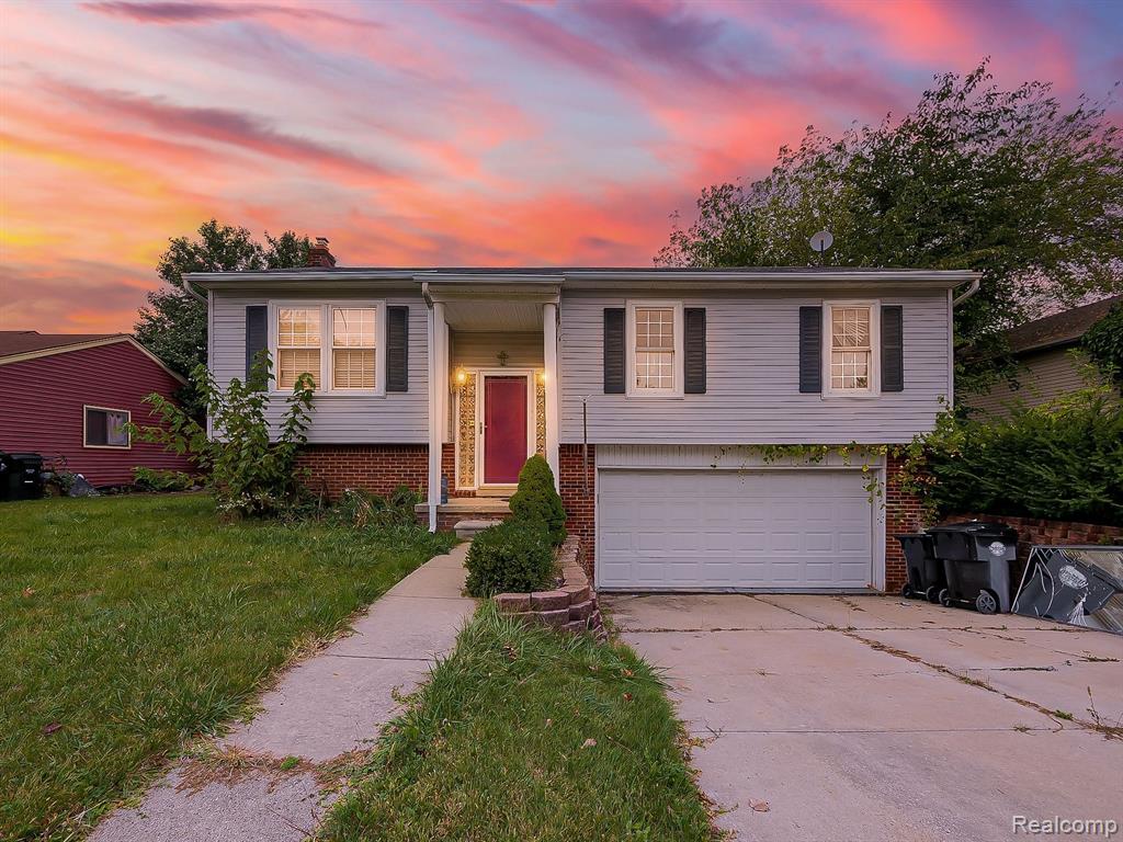 Arlington Ct, Woodhaven, MI 48183
