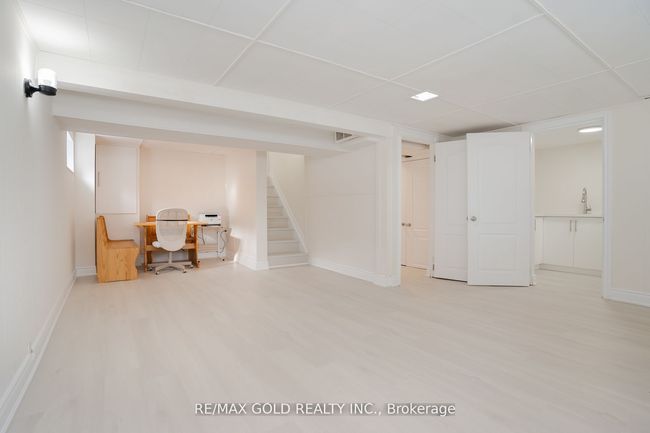 327 Balmoral Dr, House attached with 3 bedrooms, 2 bathrooms and 5 parking in Brampton ON | Image 12