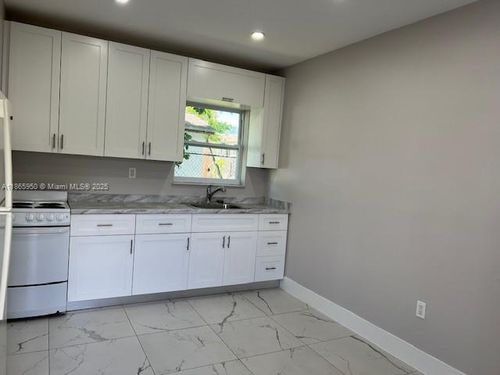 apt-4-922 Nw 2nd St, Miami, FL, 33128-1242 | Card Image