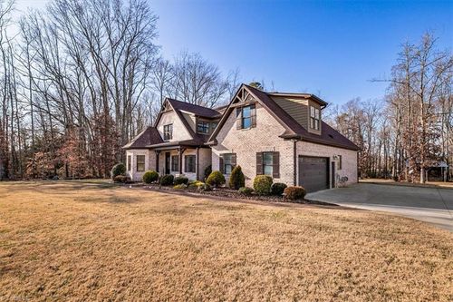 1635 Squire Davis Rd, Kernersville, NC, 27284-8307 | Card Image