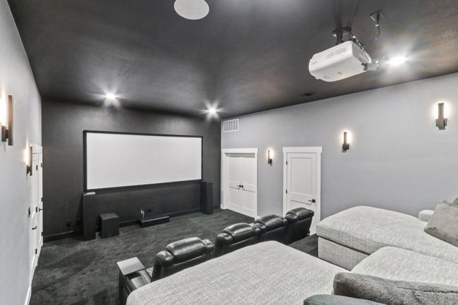 Cinema with carpet floors | Image 35