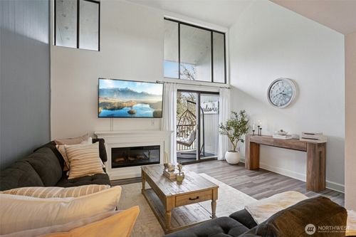 apt-493-6668 137th Pl Ne, Redmond, WA, 98052-9526 | Card Image