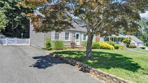 5225 Peconic Bay Blvd, Laurel, NY, 11948-1843 | Card Image