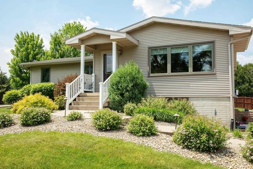 205 Island View Dr, Waverly, IA, 50677-9653 | Card Image